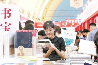 上海书展迎大客流 主会场和各大分会场举办近200场阅读活动