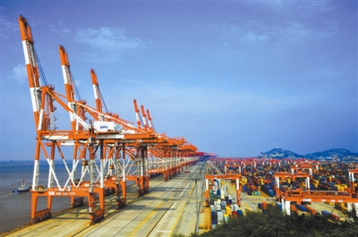 上半年洋山港进口量猛增近三成 洋山港区成服务进博会的“桥头堡” 